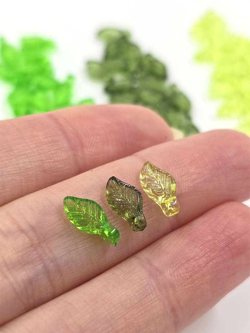 60 x Tiny Transparent Green Mix Acrylic Leaf Beads, 5x10mm