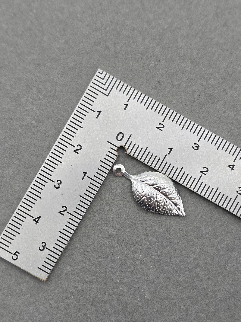 20 x Silver Plated Metal Leaf Charms, 21x10mm (0694)