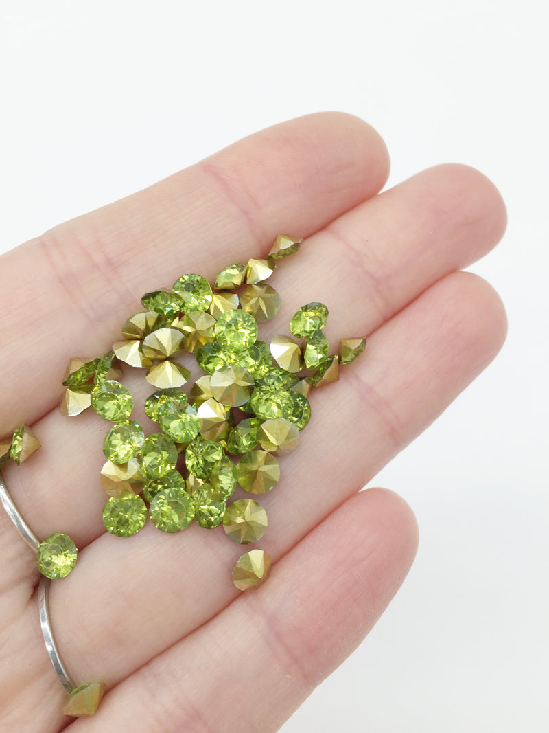 72 x 5mm Peridot Green Round Diamond Cut Rhinestones, Foiled Back (4095)