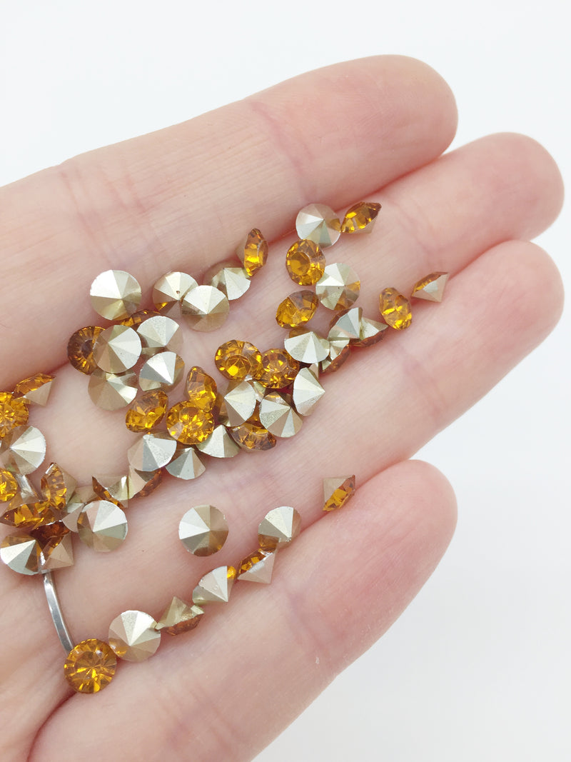 72 x 5mm Amber Round Diamond Cut Rhinestones, Foiled Back (4097)