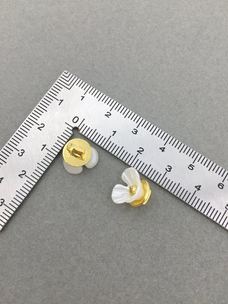 10 x Pearl Ivory Resin Flower Shaped Buttons, 11mm