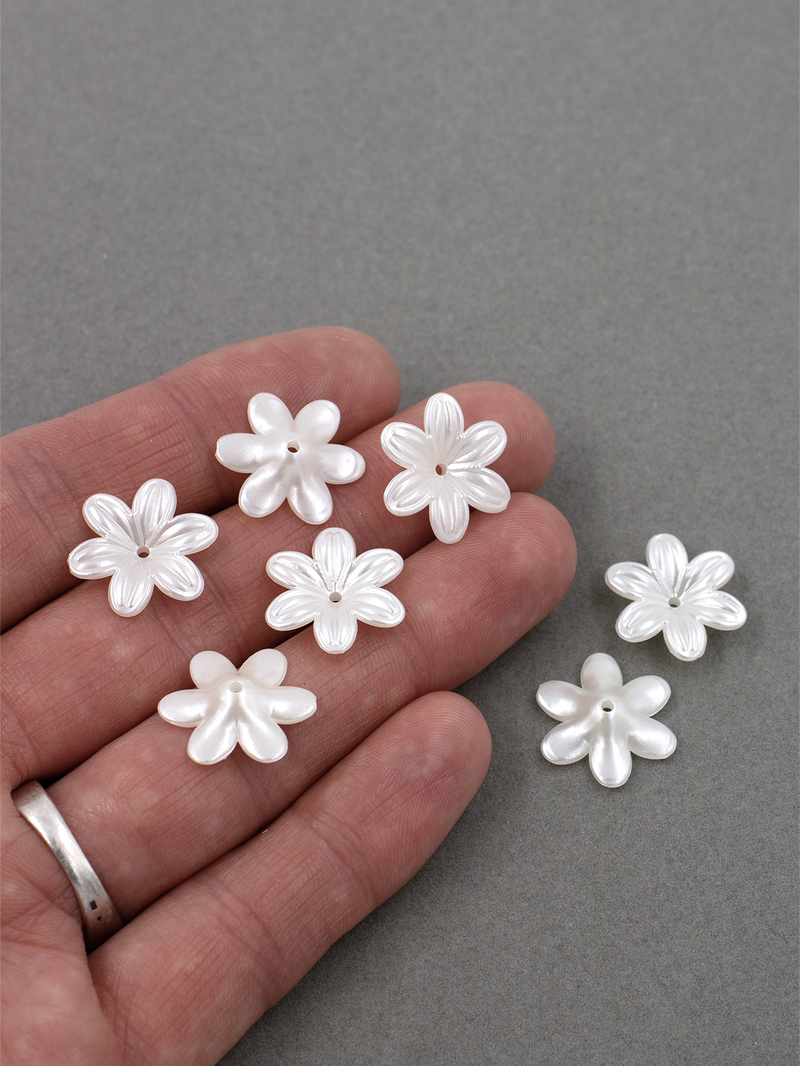 30 x Pearl Ivory Acrylic Flower Beads, 18mm