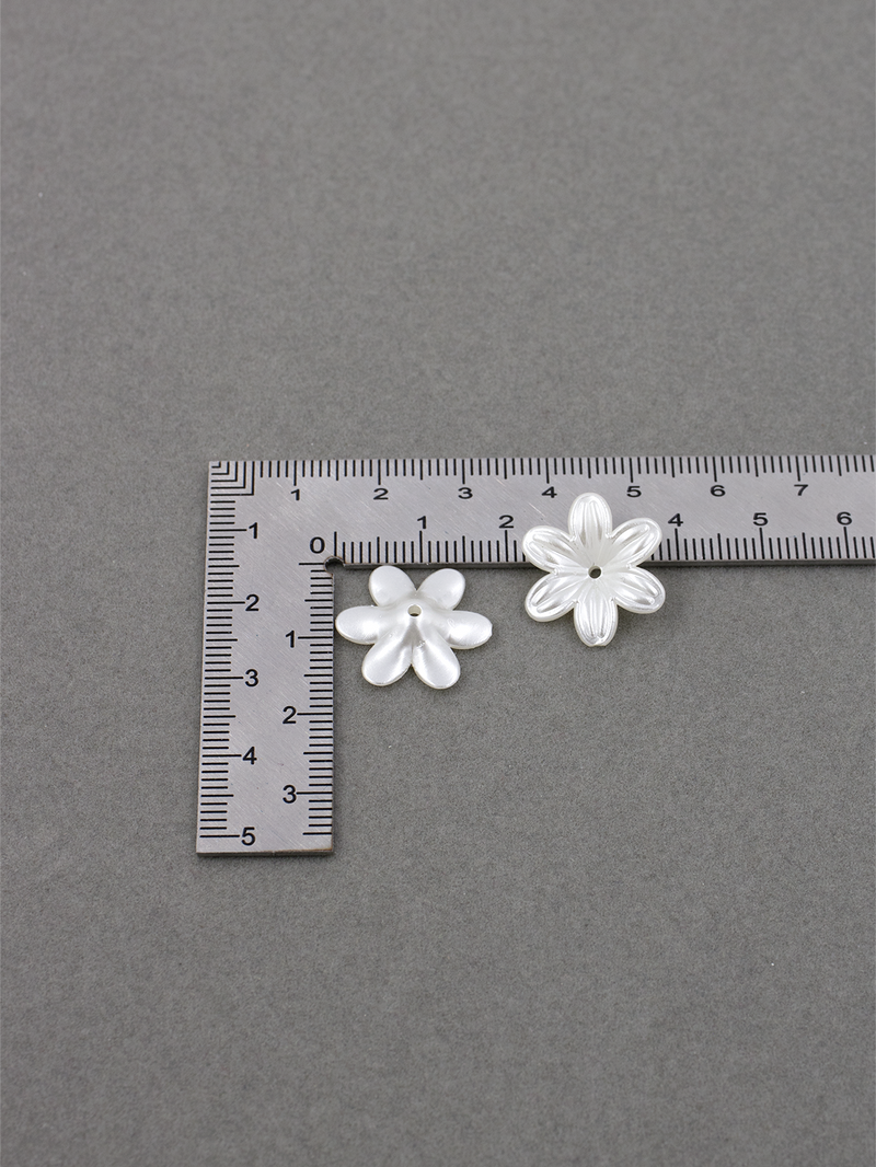 30 x Pearl Ivory Acrylic Flower Beads, 18mm