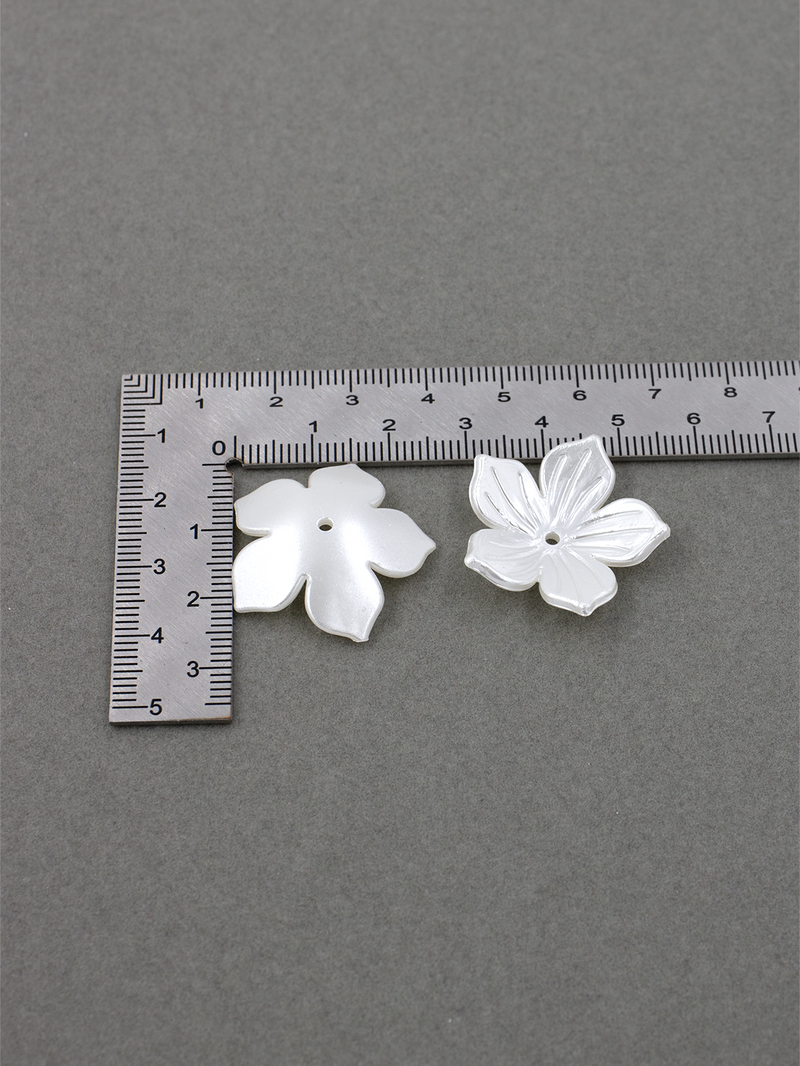 20 x Pearlised Light Cream Acrylic Flower Beads, 26mm (3029)