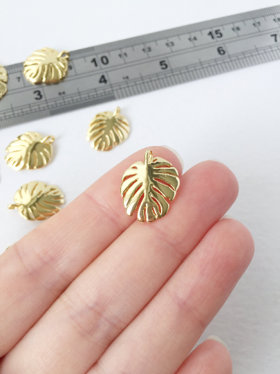 1 x 18K Gold Plated Brass Monstera Leaf Pendant, 19x15mm (1380)