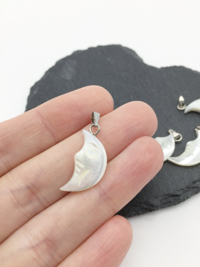 1 x Mother of Pearl Moon Face Pendant, 20x11mm (2707)