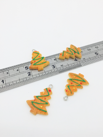 1 x Resin Gingerbread Christmas Tree Pendant, 30x21mm (3363)