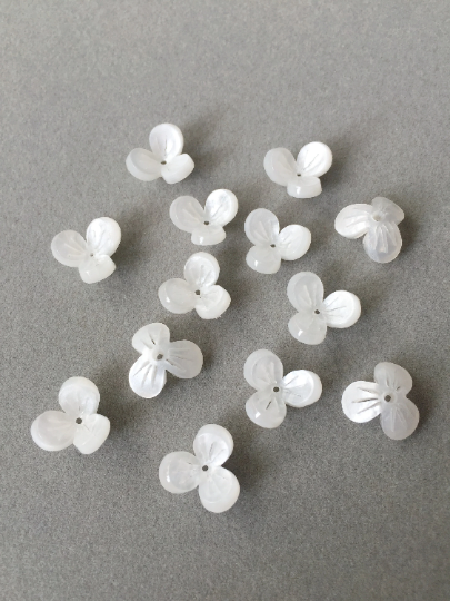 10 x Pearl White Cellulose Acetate Flower Beads, 14mm (0689)