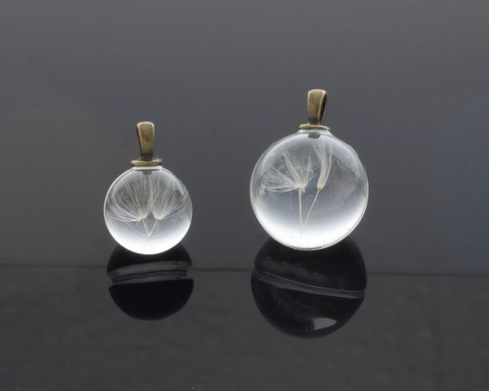 1 x Dried Dandelion Glass Ball Pendant, 28mm (0842)