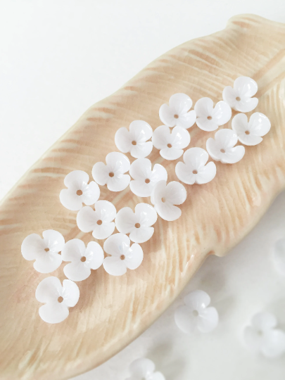 20 x Pure White 3 Petal Resin Flower Beads (0918)