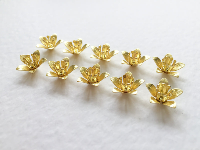 10 x Gold Tone Flower with Stamen Bead Caps, 13x7mm (0696)