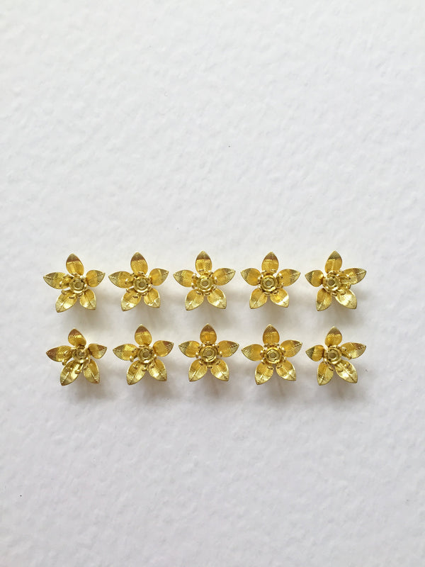 10 x Gold Tone Flower with Stamen Bead Caps, 13x7mm (0696)