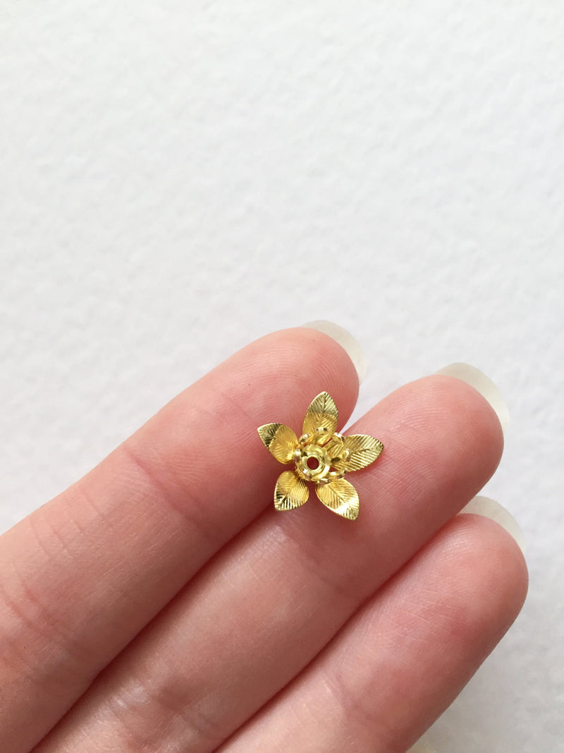 10 x Gold Tone Flower with Stamen Bead Caps, 13x7mm (0696)