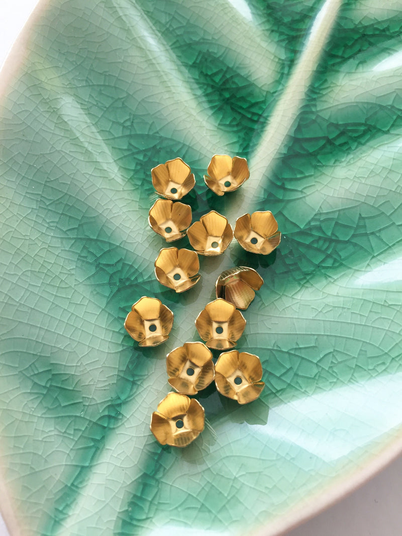 20 x Gold Tone 4 Petal Flower Bead Caps, 8mm (0688)