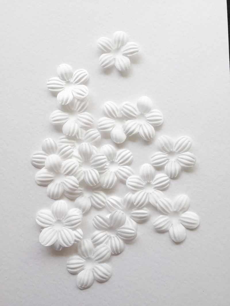 20 x White 3D Fabric Flowers, 35-37mm