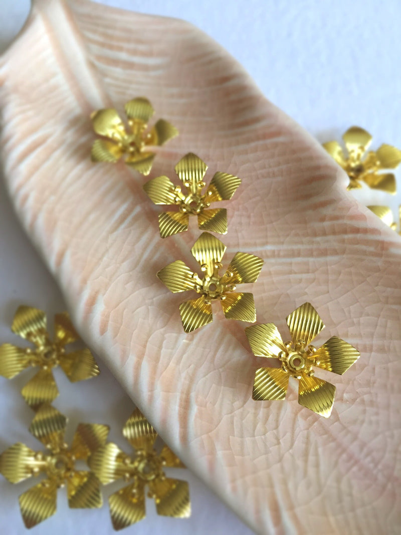 10 x Gold Plated Flower Beads with Stamen, 18mm