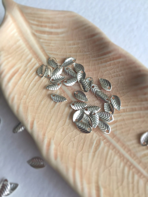 50 x Tiny Bright Silver Metal Leaf Charms, 4x7mm (0092)