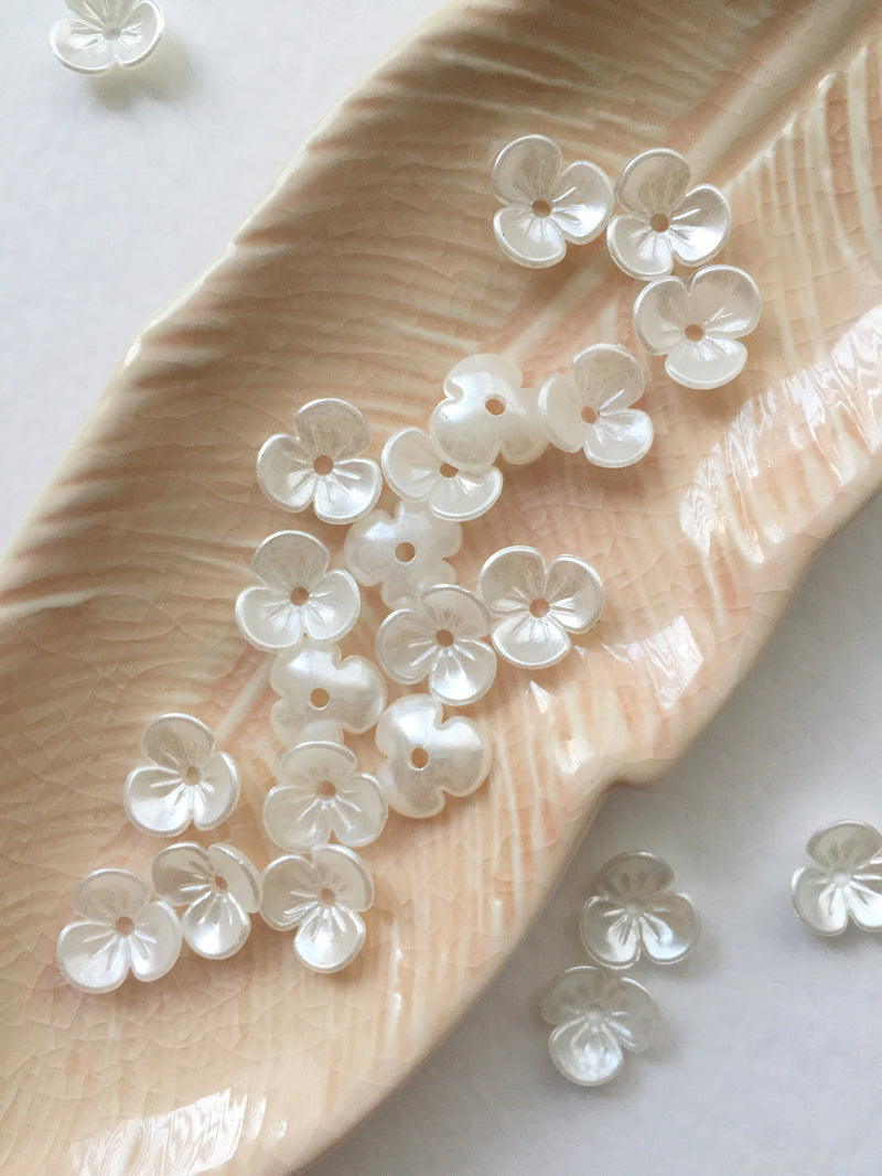 30 x Off-White Pearl Flower Beads, 9mm (1883)