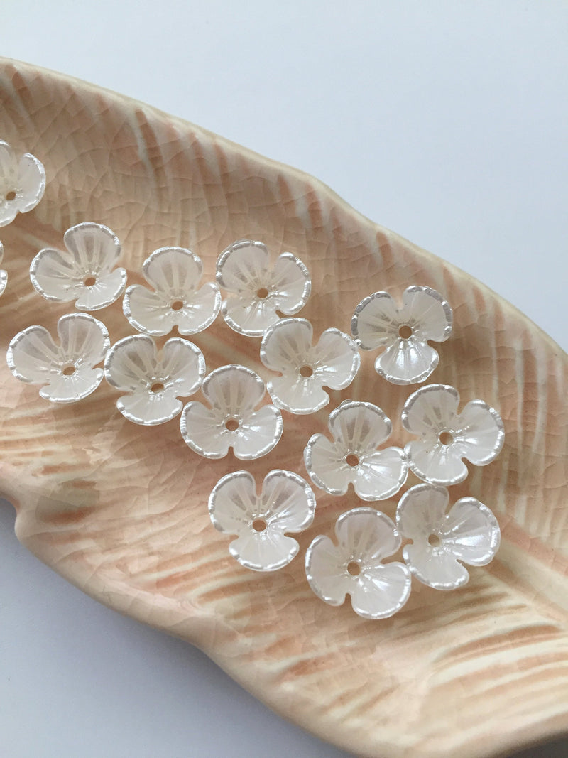 24 x Pearlised Off White Flower Beads, 11mm (3065)