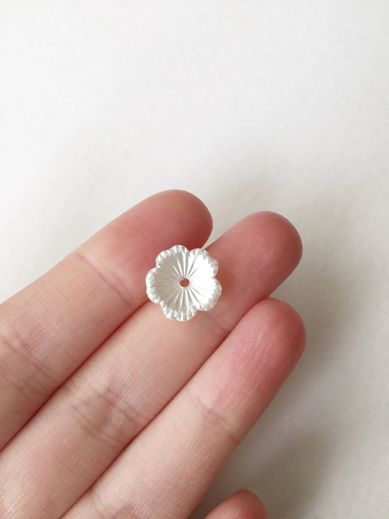 25 x 13mm Pearlised Off-white Flower Beads