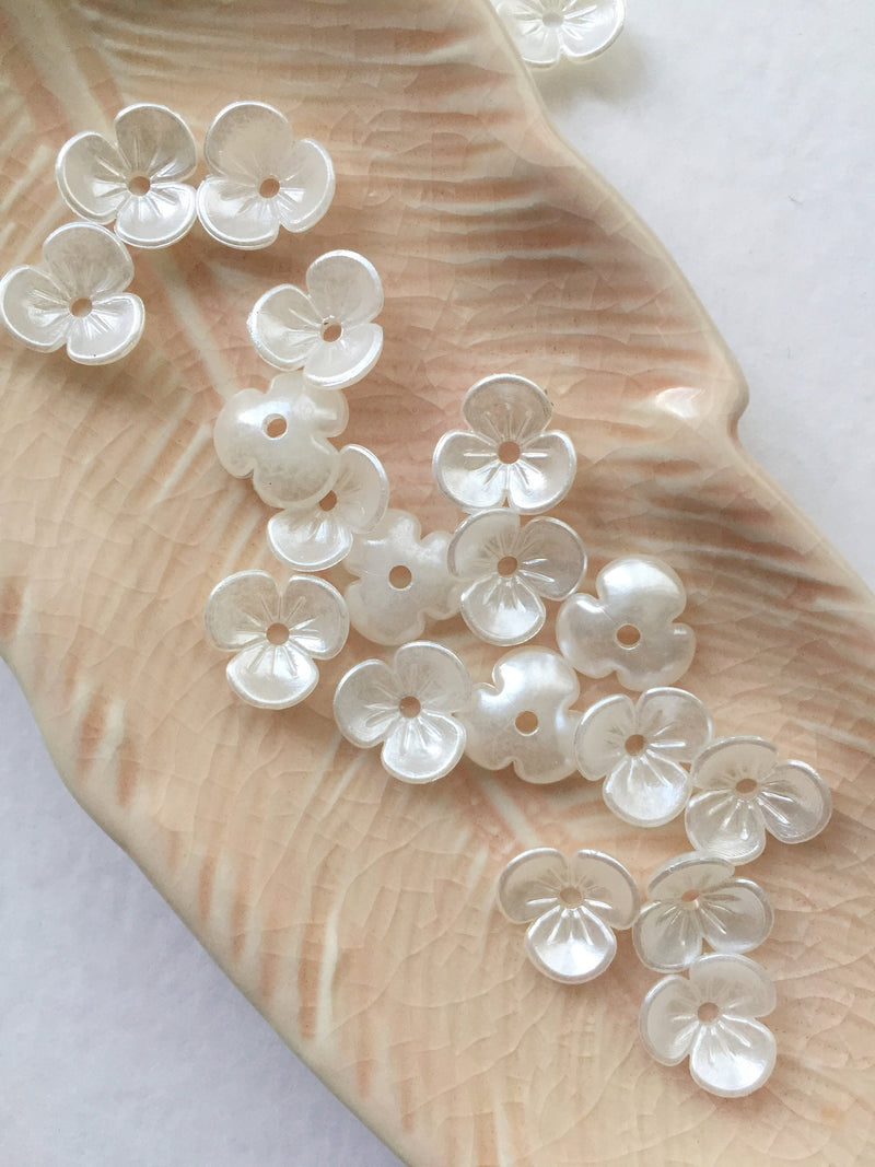 30 x Off-White Pearl Flower Beads, 9mm (1883)