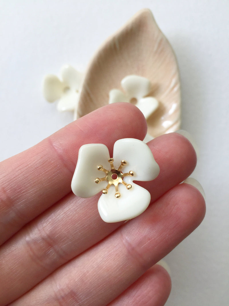 8 x Large Ivory Acrylic Three Petal Flower Beads, 23mm (3023)