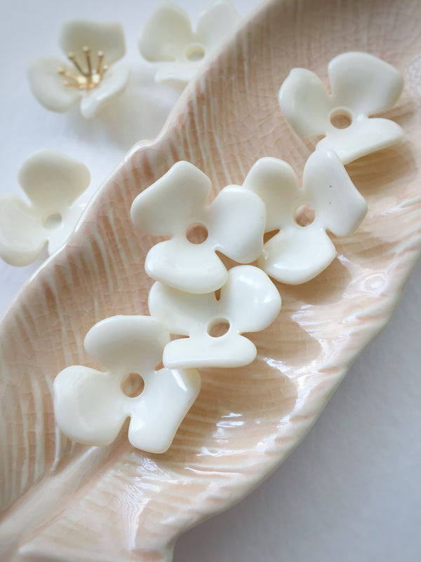 8 x Large Ivory Acrylic Three Petal Flower Beads, 23mm (3023)