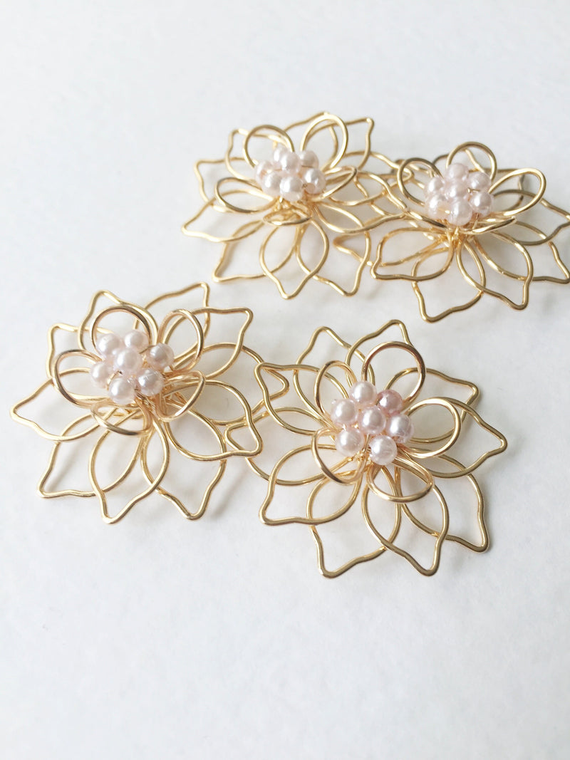 4 x  Wire Gold Flower Beads with Pearl Centre, 30-32mm (D10)