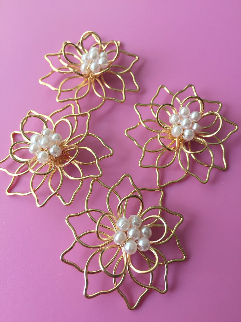 4 x  Wire Gold Flower Beads with Pearl Centre, 30-32mm (D10)