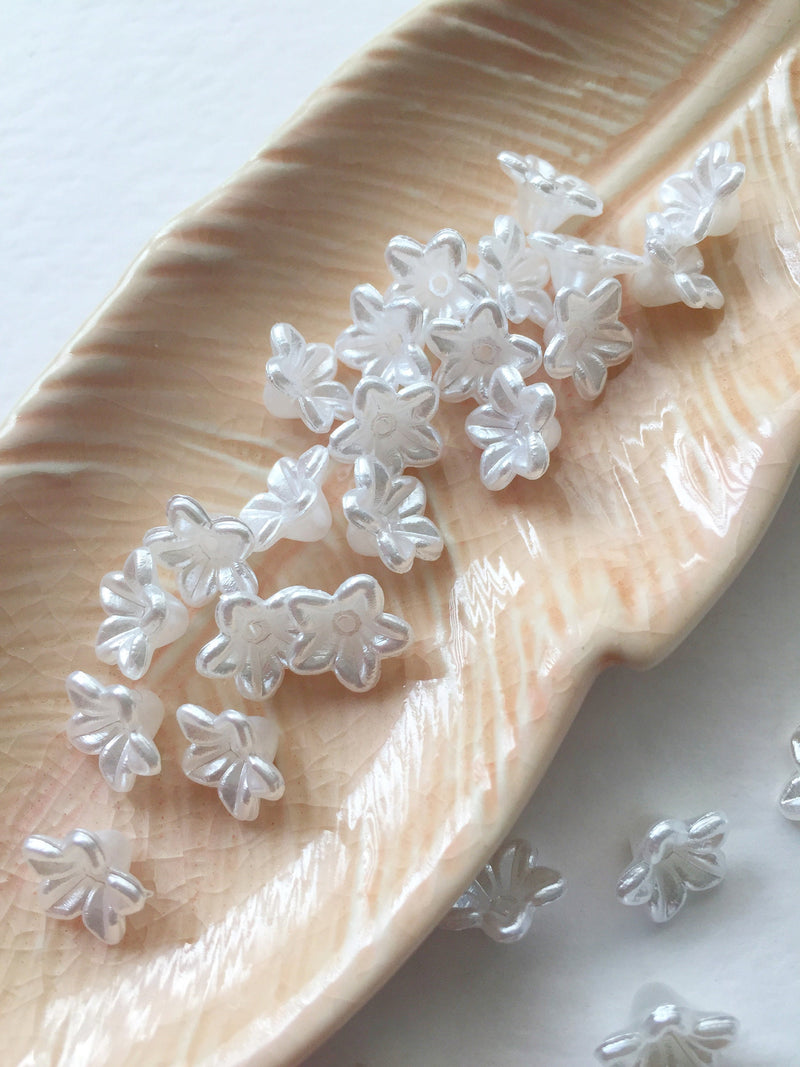 40 x White Pearlised Acrylic Flower Beads, 10x6mm (0667)