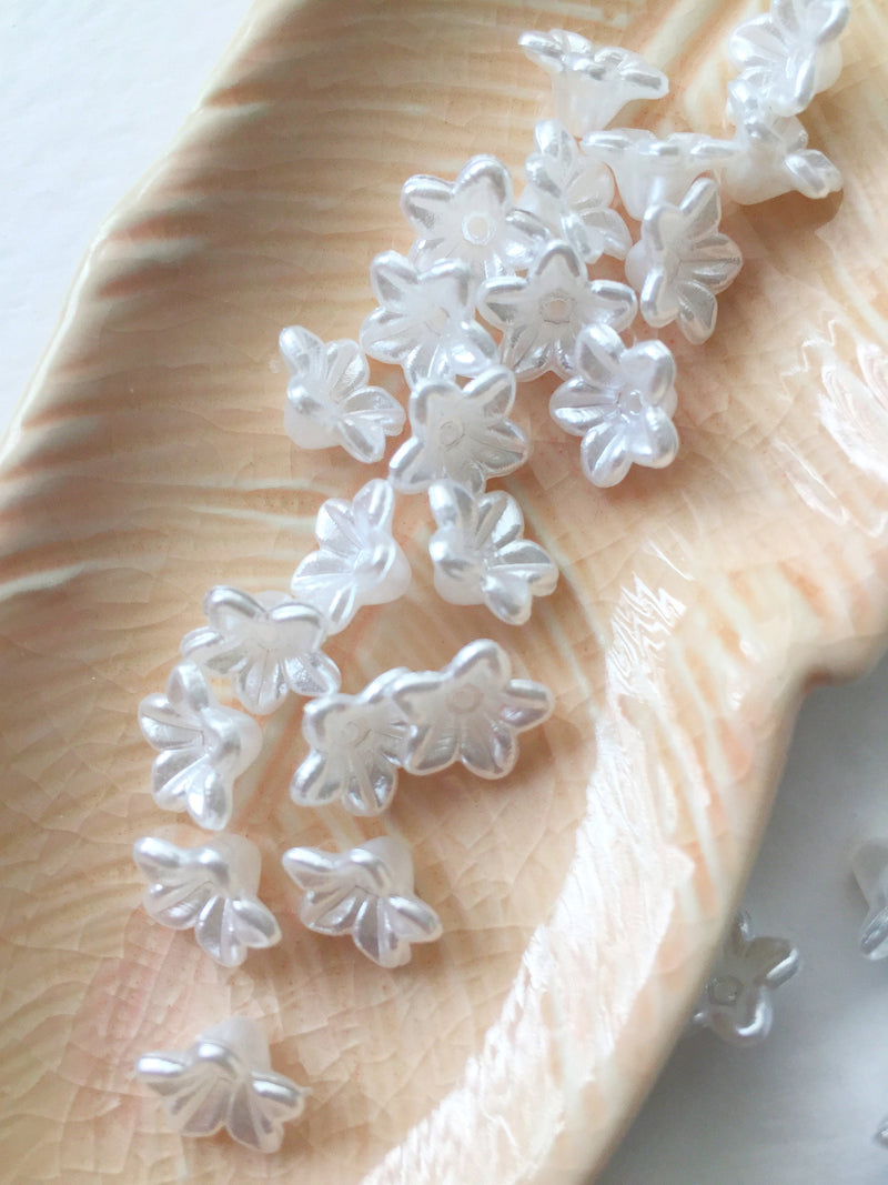 40 x White Pearlised Acrylic Flower Beads, 10x6mm (0667)