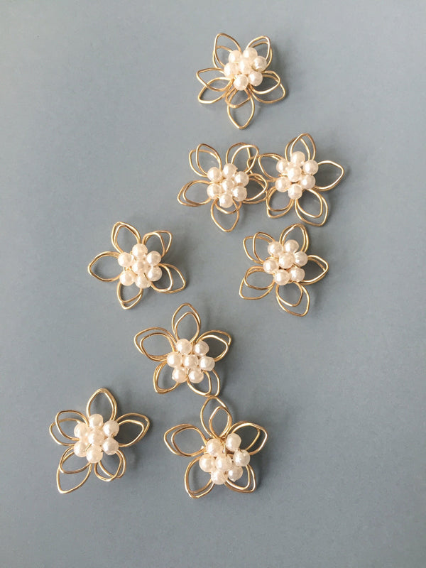 4 x 3D Gold Plated Wire Flower Beads with Pearl Centre, 20mm (D2, 0938)