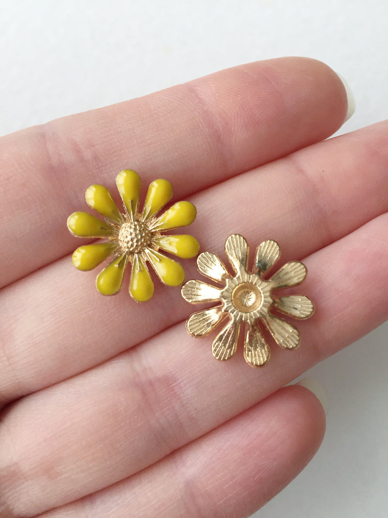 6 x Yellow Enamel Daisy Flower Cabochons, 18mm (C7)