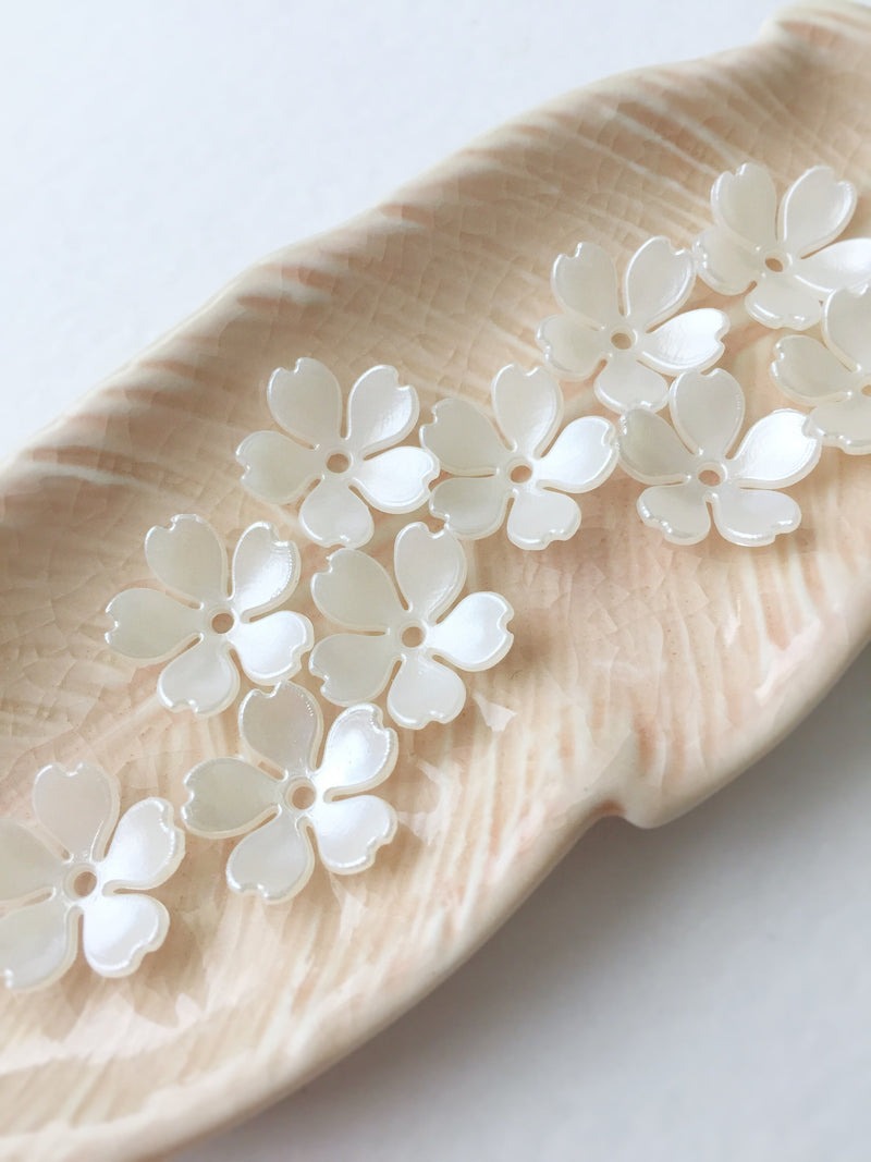 20 x Pearlised Ivory Flower Beads, 15mm (3043)