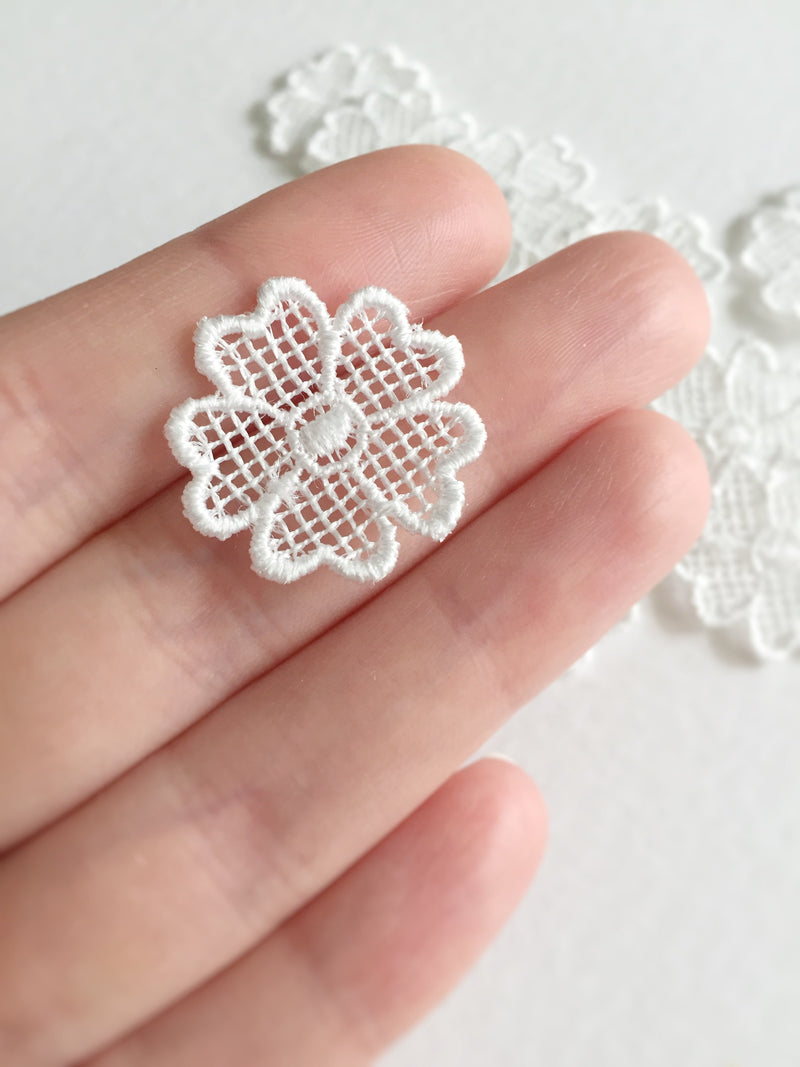 10 x Off-white Cut Out Embroidery Lace Flowers, 22mm