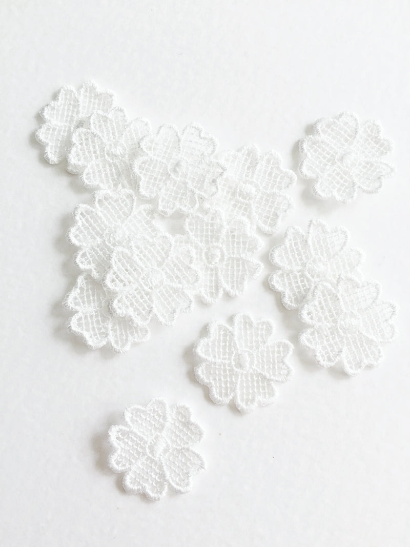 10 x Off-white Cut Out Embroidery Lace Flowers, 22mm