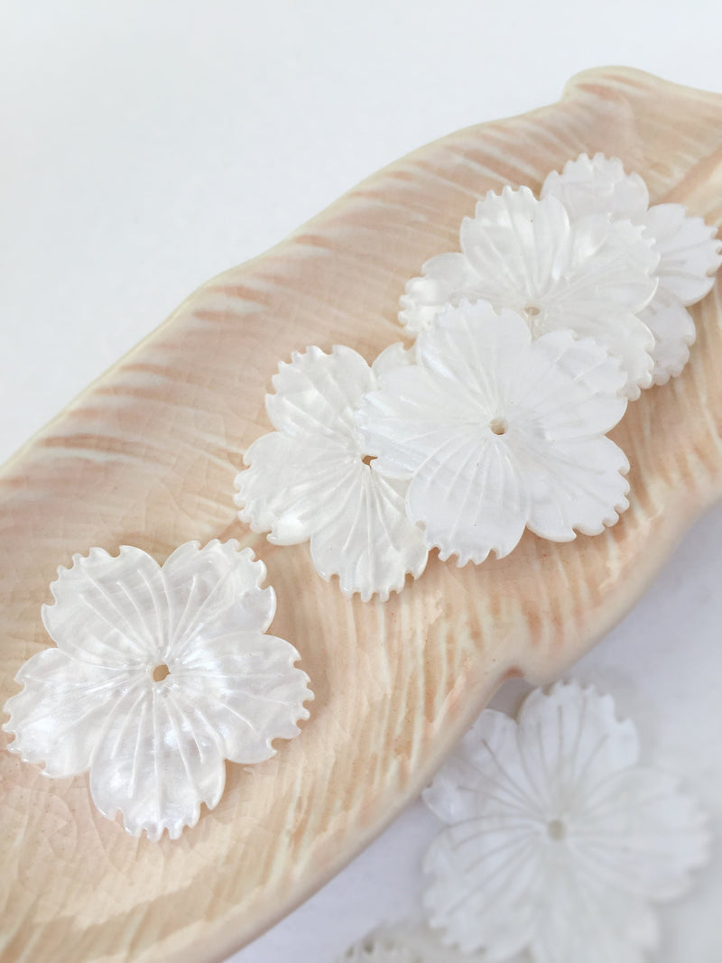 4 x Pearl White Flower Beads, 28mm Mother of Pearl Imitation Flowers (0853B)