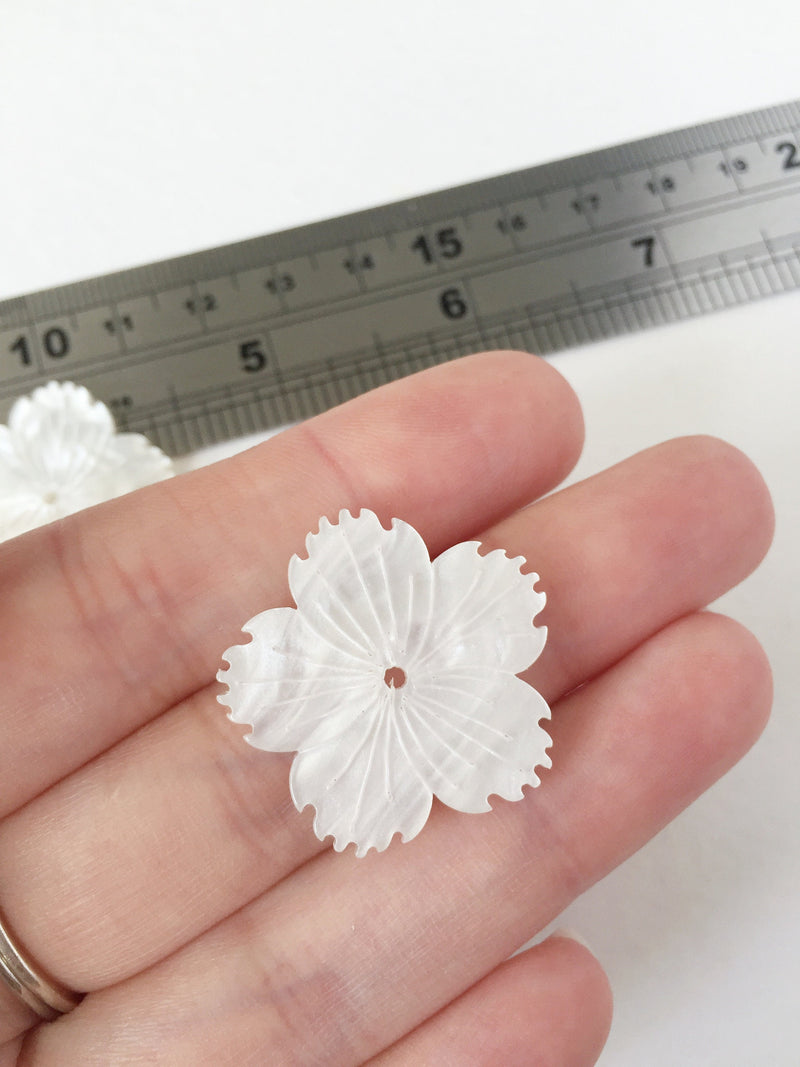 4 x Pearl White Flower Beads, 28mm Mother of Pearl Imitation Flowers (0853B)