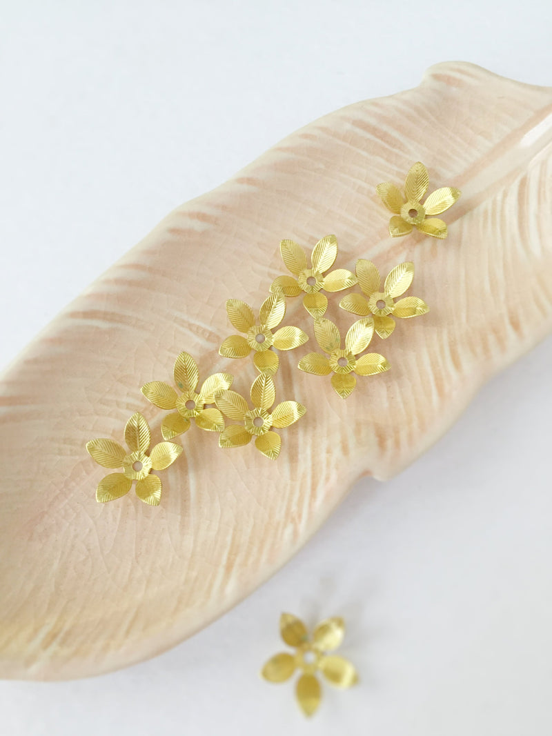 10 x Gold Tone Flower Bead Caps, 15mm (0757)