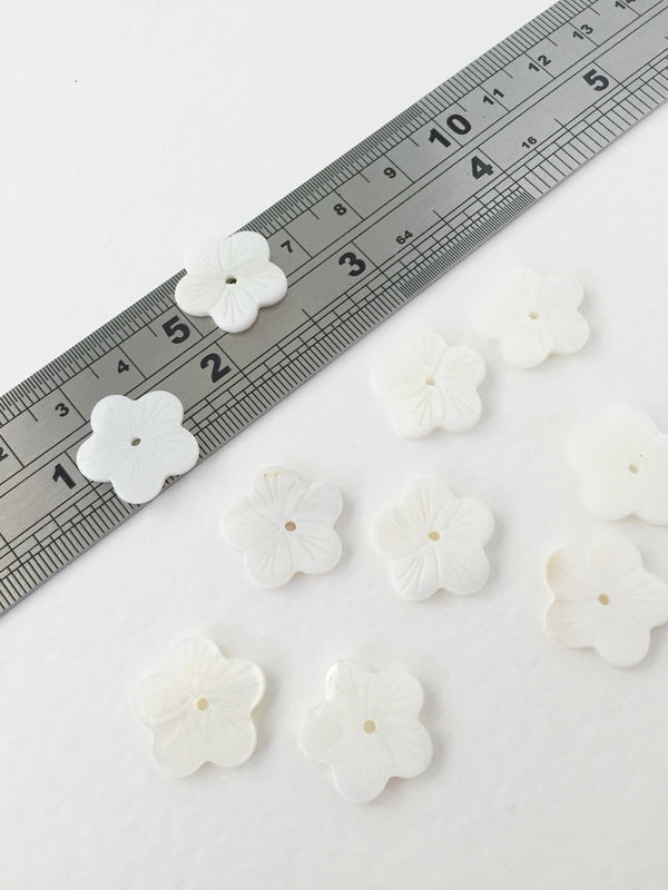 6 x White Shell Flower Beads, 16.5mm Mother of Pearl Flowers (0737)