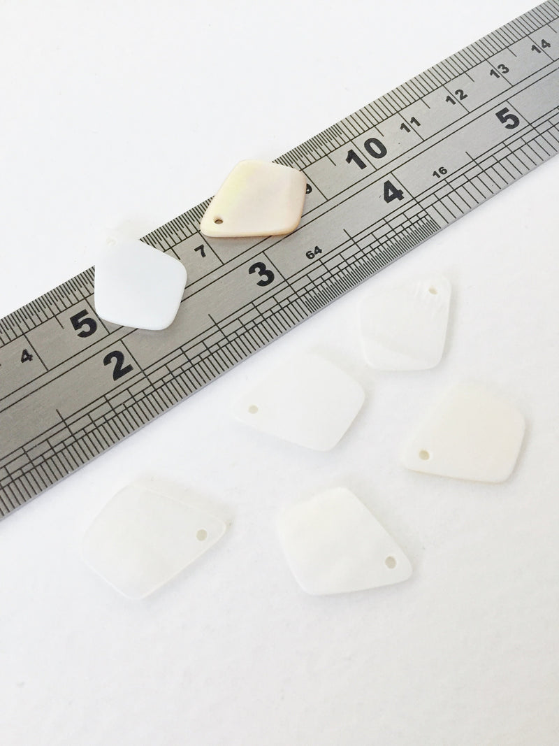 10 x Natural White Flat Kite Shape Shell Charms, 19.5x15mm (0371)