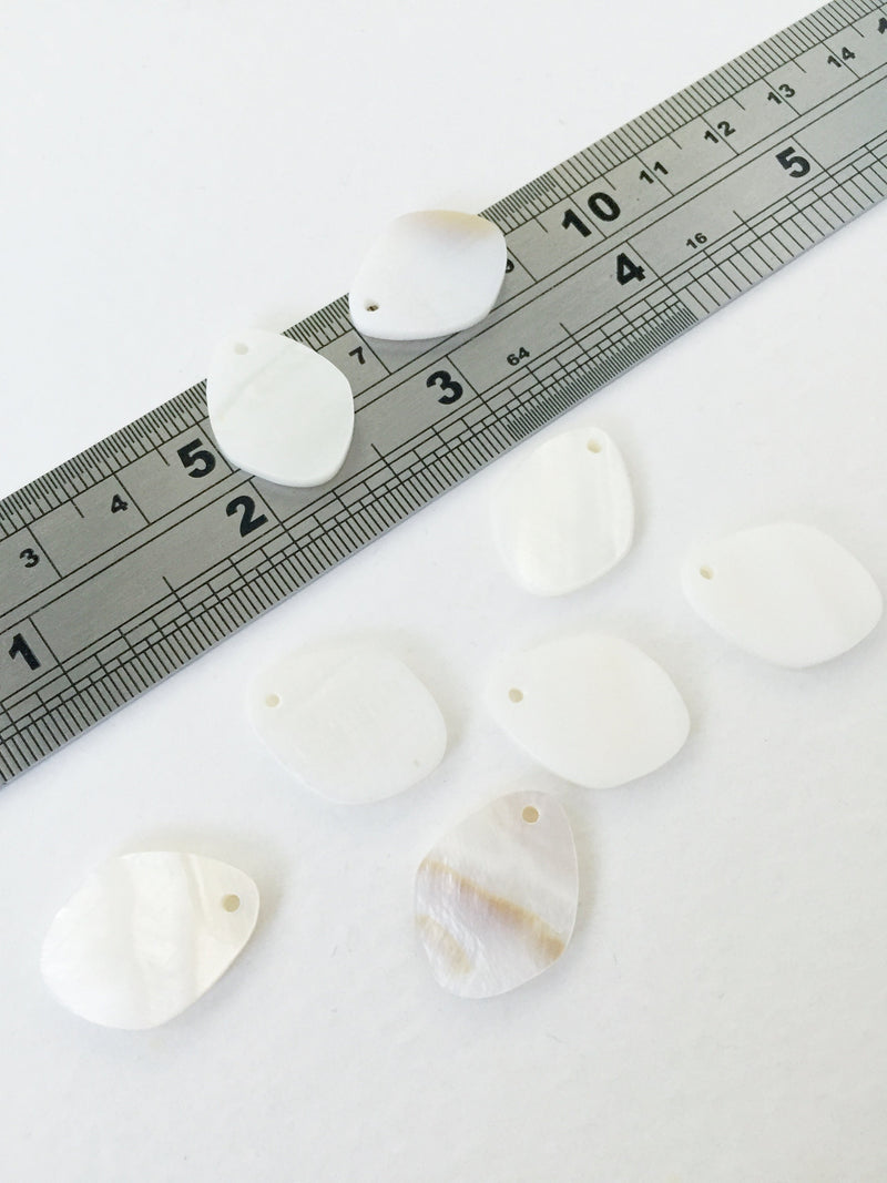 10 x Natural White Rhombus Drop Shell Charms, 20x15mm (0367)