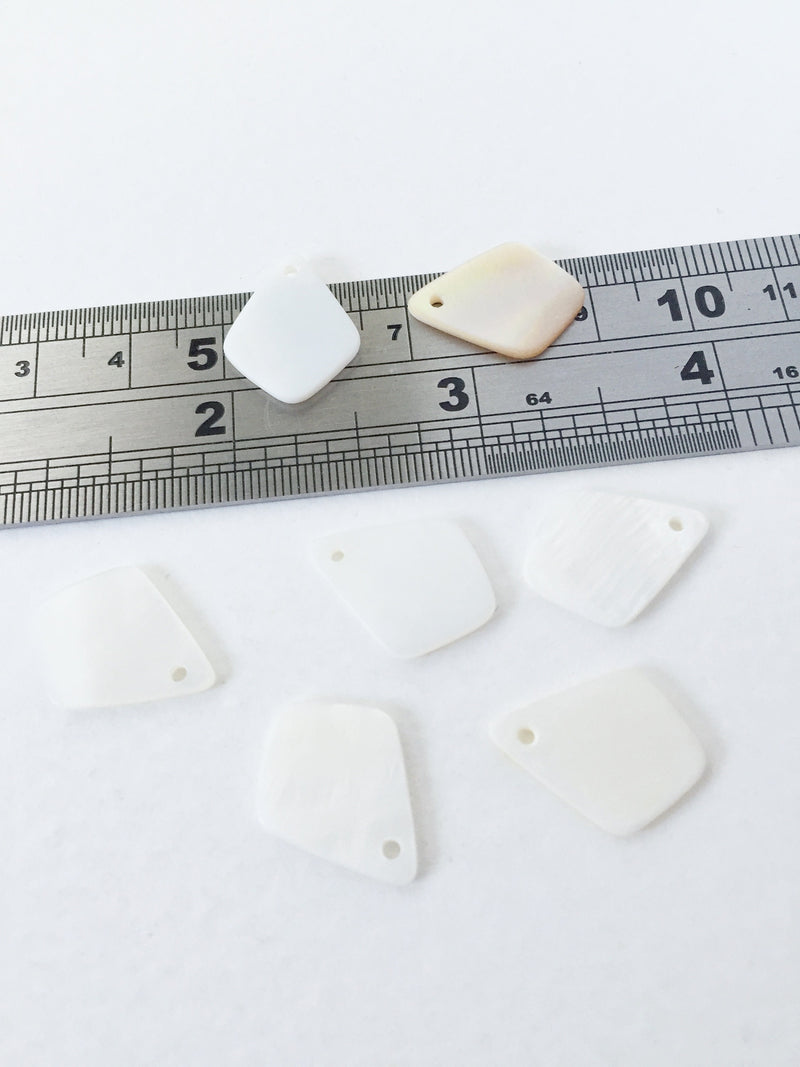 10 x Natural White Flat Kite Shape Shell Charms, 19.5x15mm (0371)