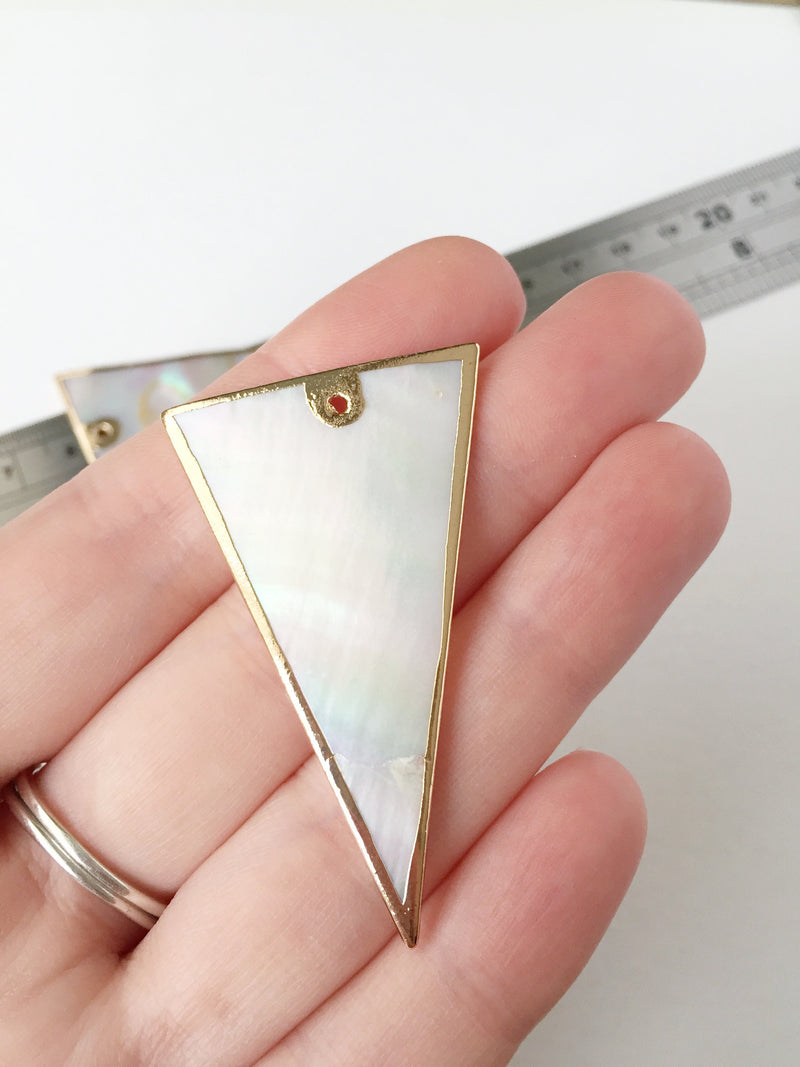 1 x Natural Mother of Pearl Shell Triangle Pendant, 51x30mm (0927)