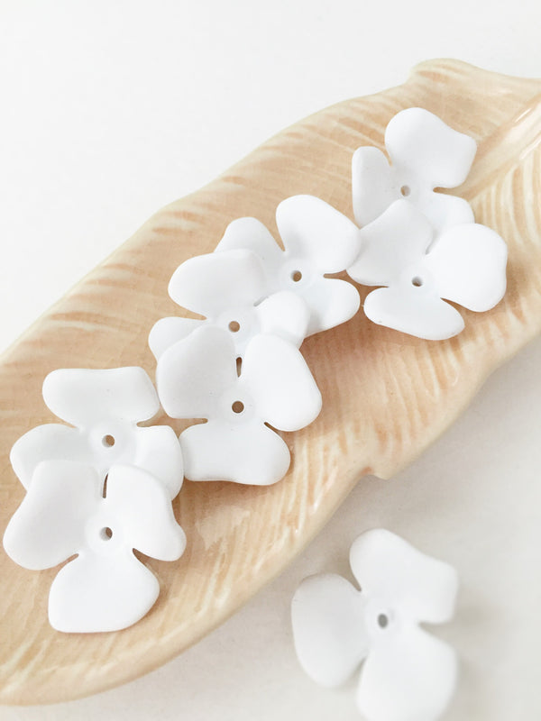 8 x Large Pure White Rubberised Flower Beads, 22mm (3072)