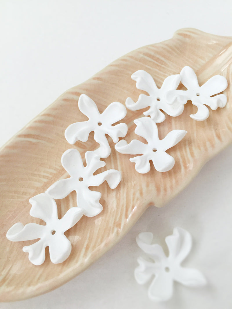 8 x Large Pure White Irregular Shape Flower Beads Rubberized Flowers 22mm(2465)