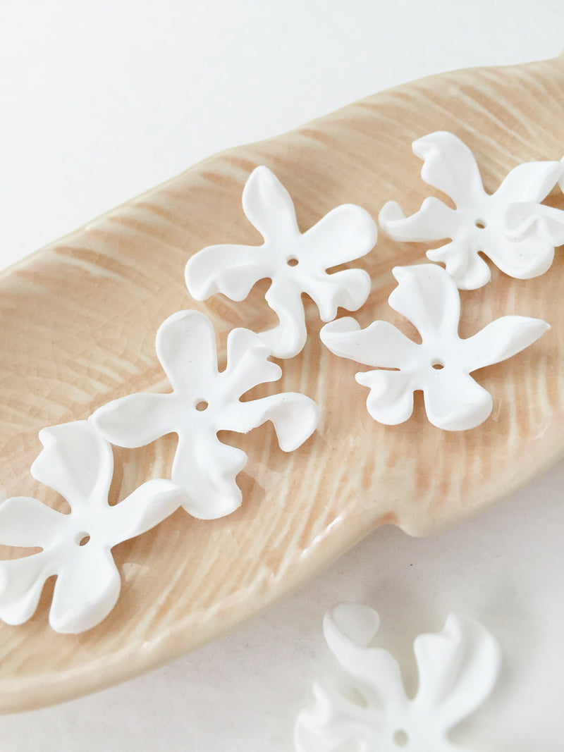 8 x Large Pure White Irregular Shape Flower Beads Rubberized Flowers 22mm(2465)