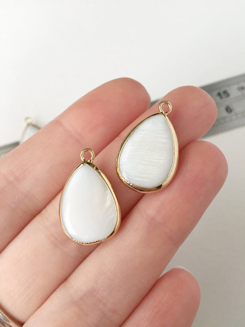 1 x Gold Plated Mother of Pearl Teardrop Pendant, 24x15mm (0526)