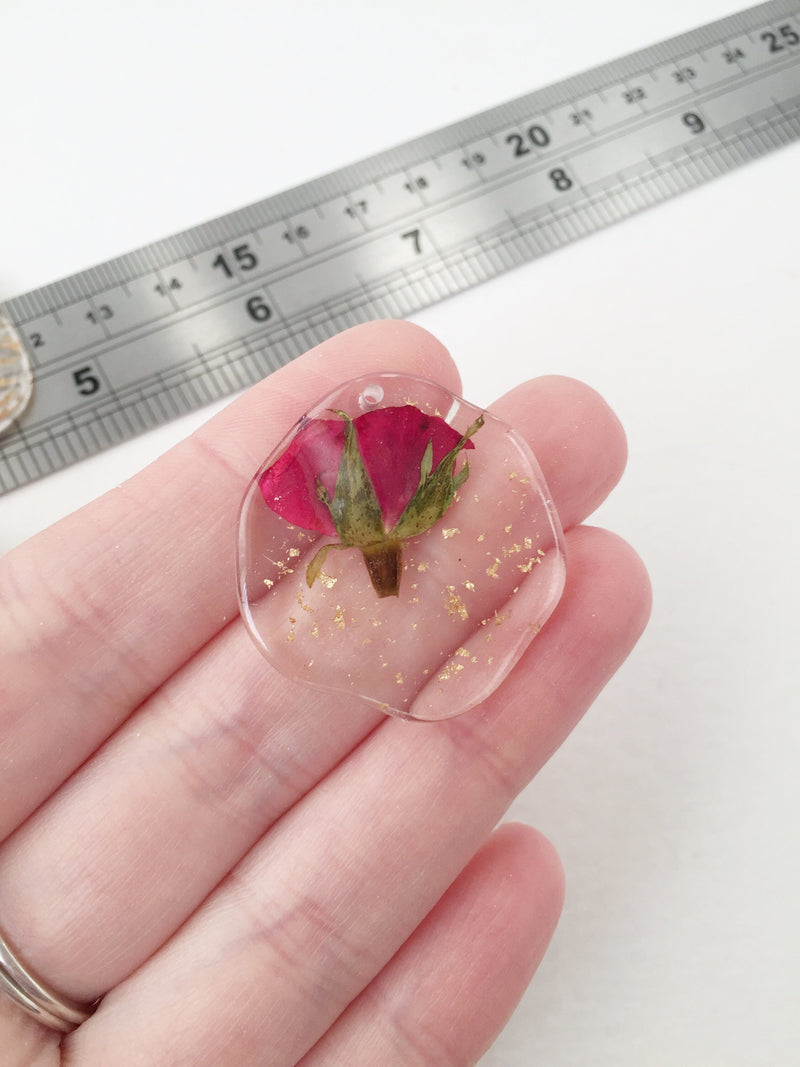 1 x Dried Rose Pendant, 30mm Preserved Flower Resin Pendant (0993)