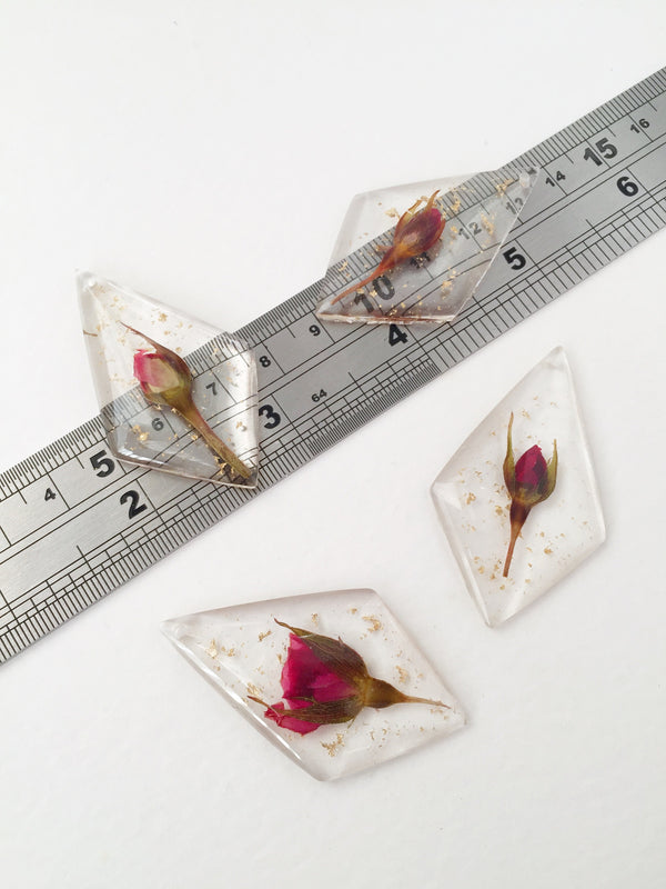 1 x Dried Rose Resin Pendant, 48x28mm (0991)